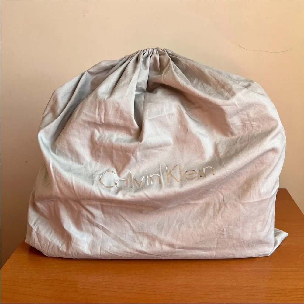 Calvin Klein messenger bag - Picture 9 of 11